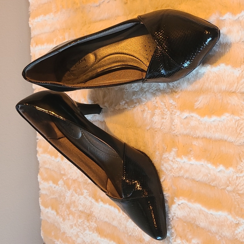 Lifestride patent leather pumps
